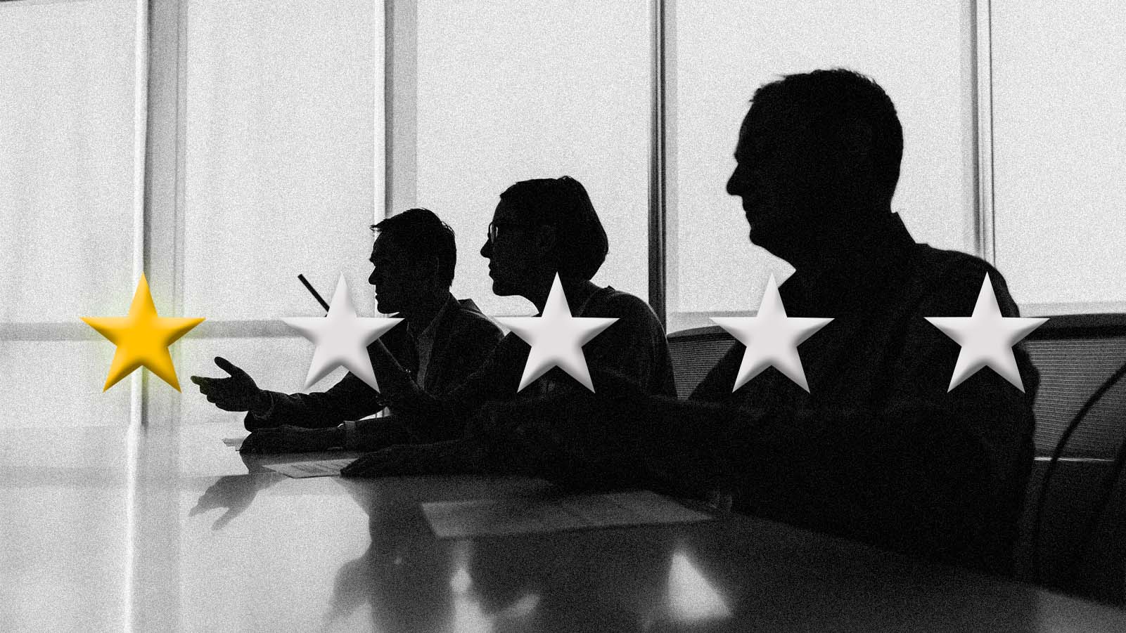 líderes analisam formulários de avaliação de desempenho feita por IA