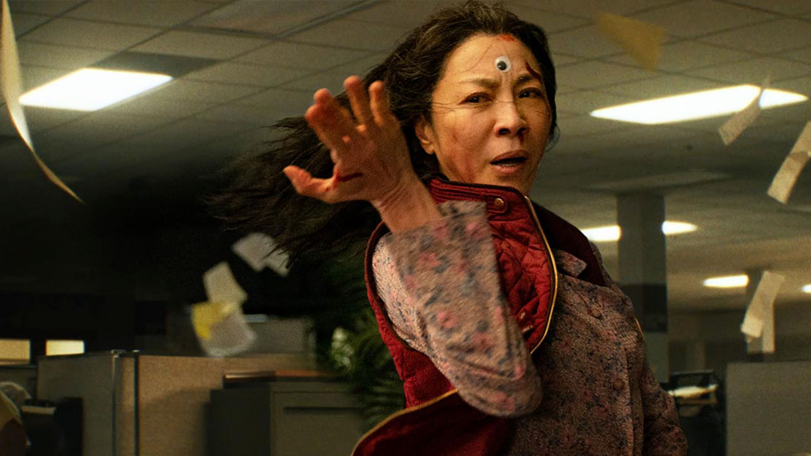 cena do filme"Tudo em todo lugar ao mesmo tempo", do estúdio A24