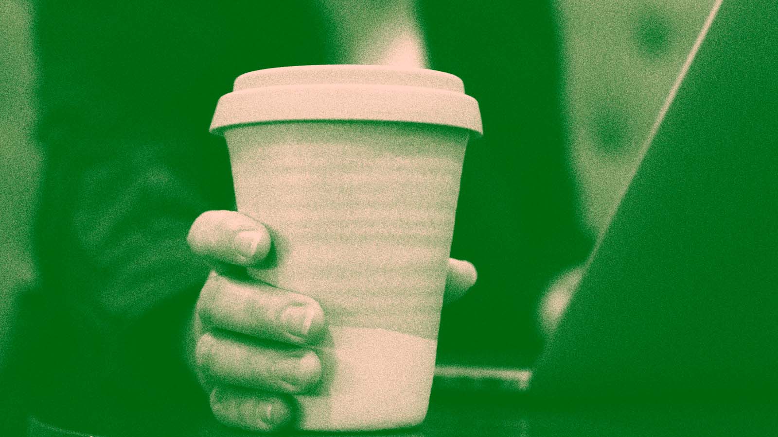 Starbucks começa a usar copos compostáveis e aceita até a caneca do cliente