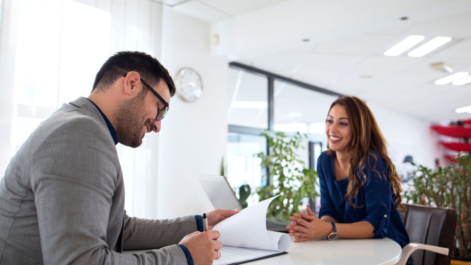 Mulher sendo promovida por chefe
