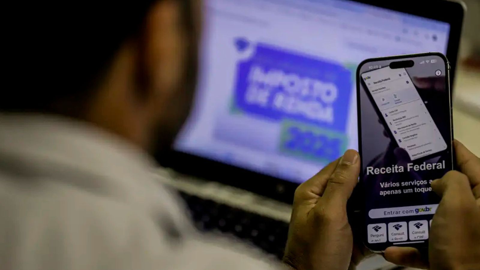 Pessoa declarando o Imposto de Renda