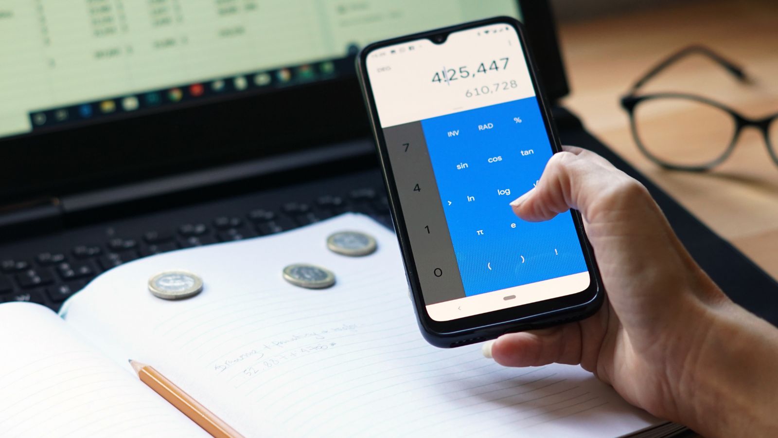 Pessoa usando calculadora do celular