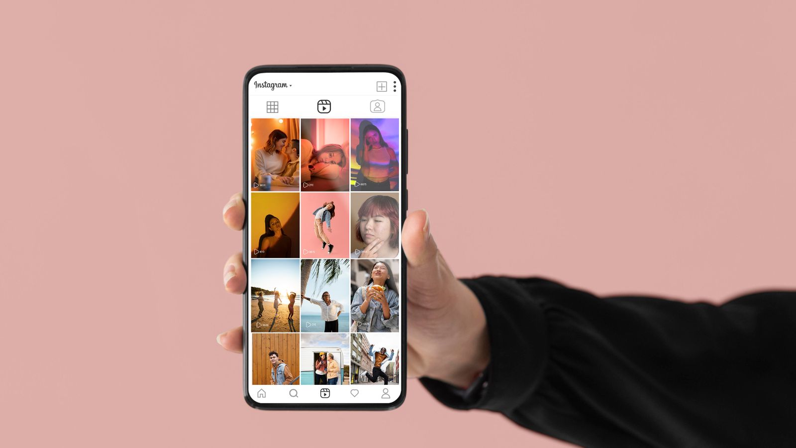 Pessoa segurando celular com instagram aberto
