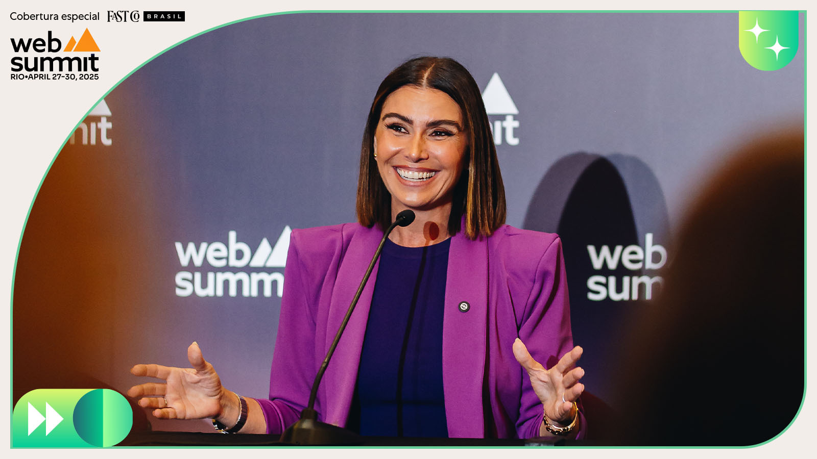Giovanna Antonelli em palestra, vestindo roxo.