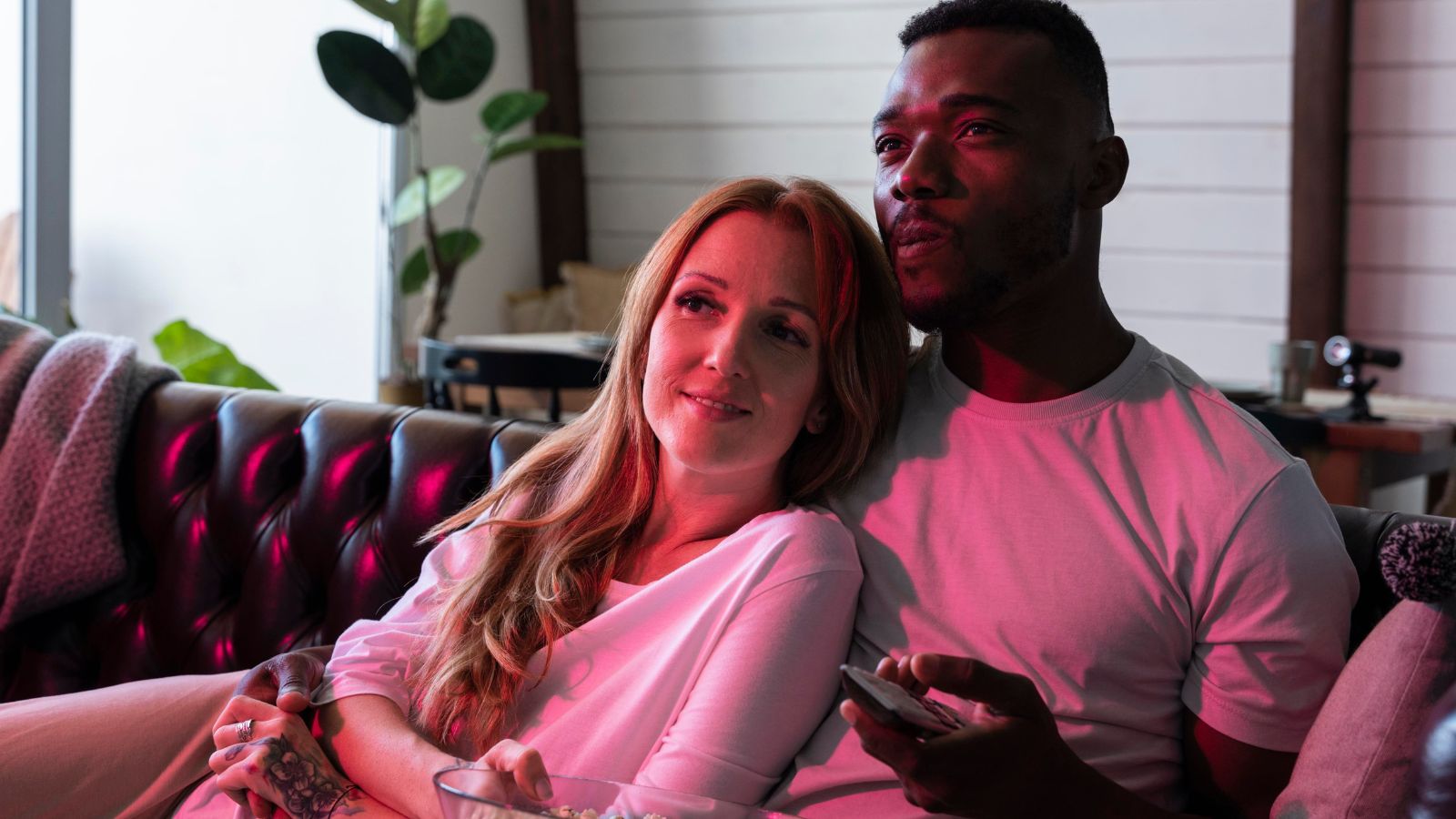 Casal assistindo filmes na Netflix