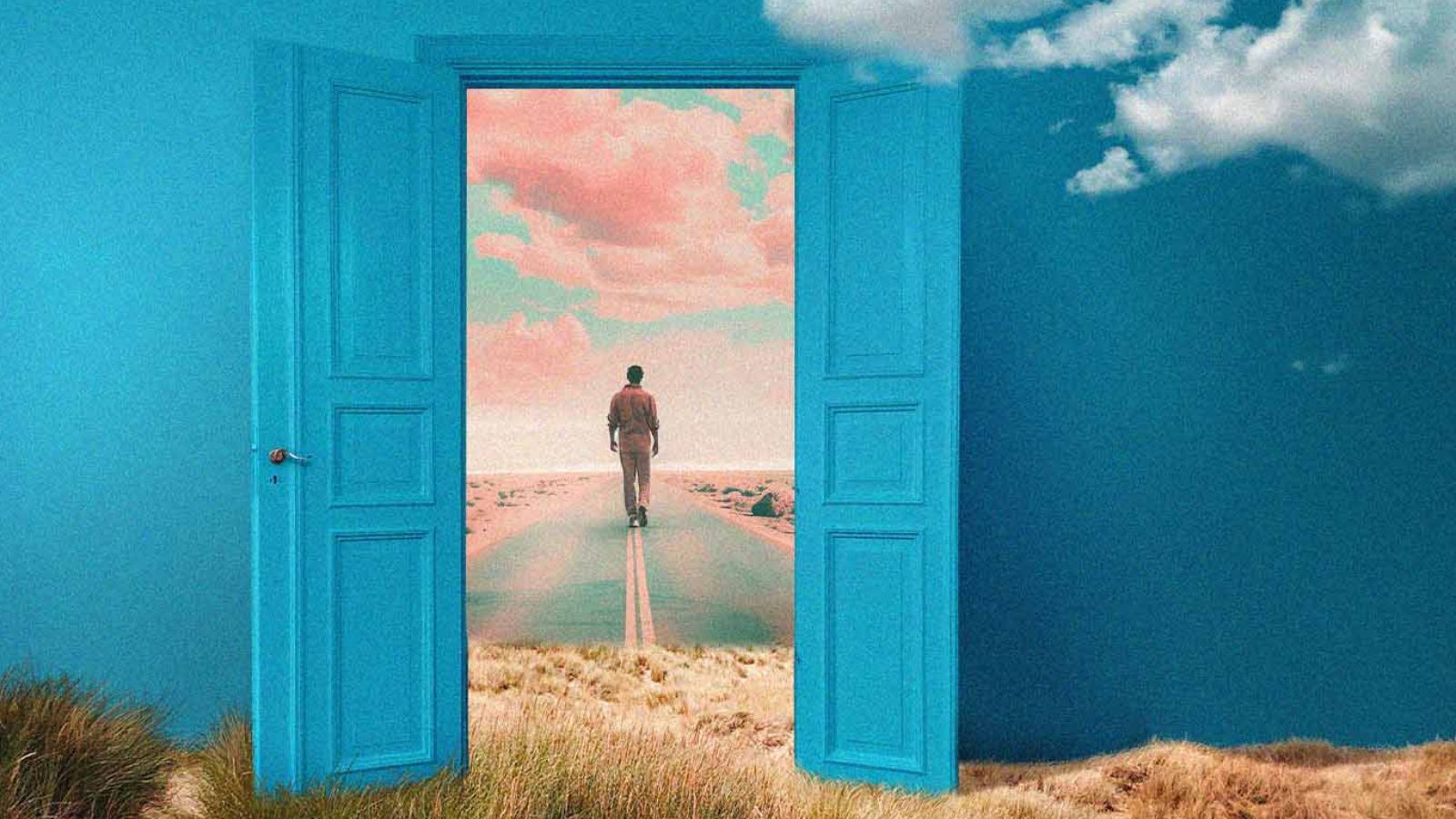 Homem em porta aberta para estrada