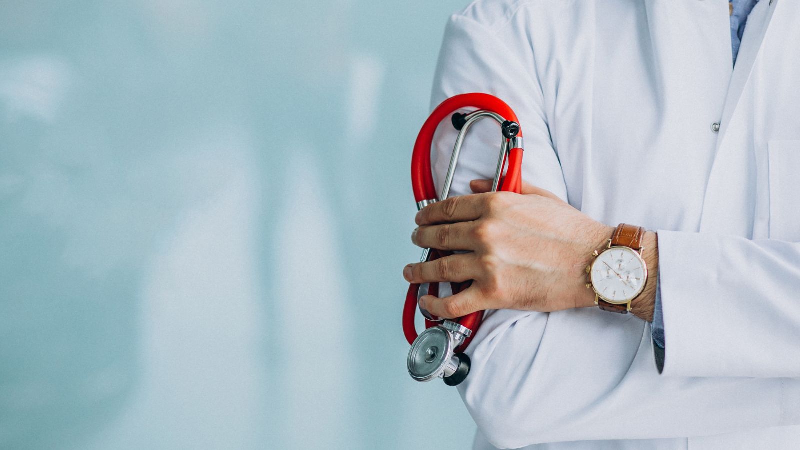 Médico segurando estetoscópio