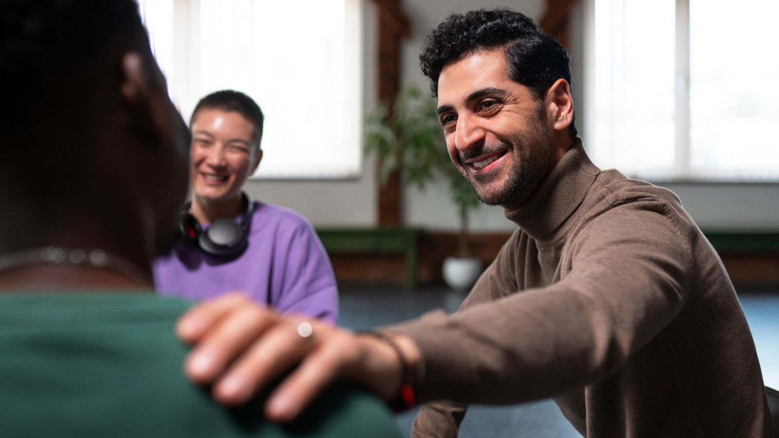 Dois homens se cumprimentando