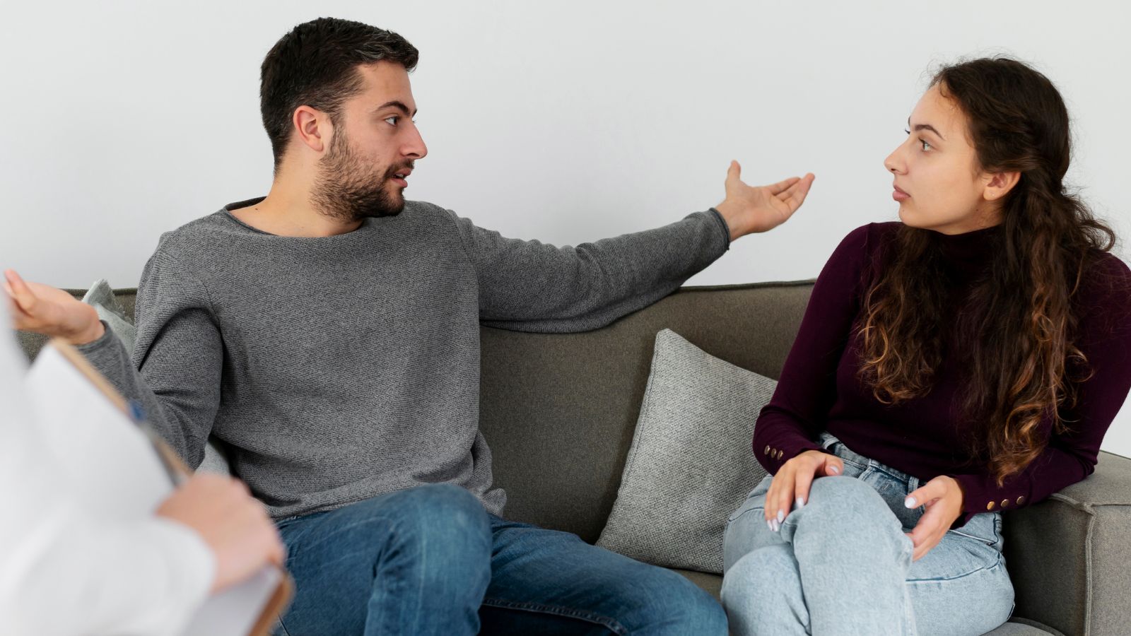 Homem e mulher discutindo