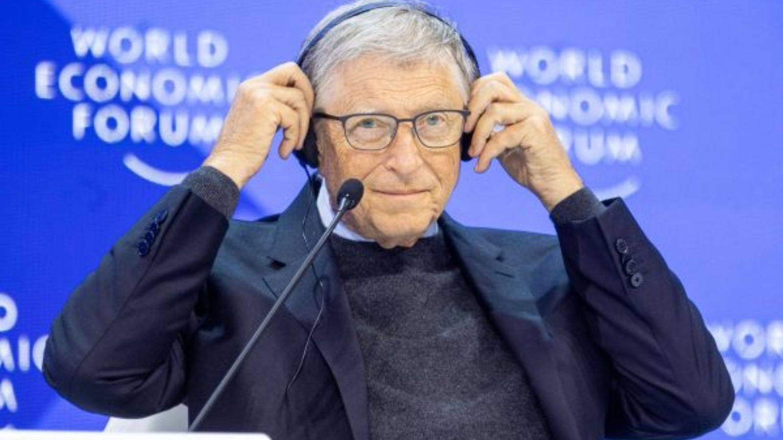 Gates avalia que essa revolução será transformadora, mas também preocupante, pois seu progresso ocorre de maneira acelerada e sem limites definidos. Crédito: World Economic Forum / Benedikt von Loebell via Fotos Públicas