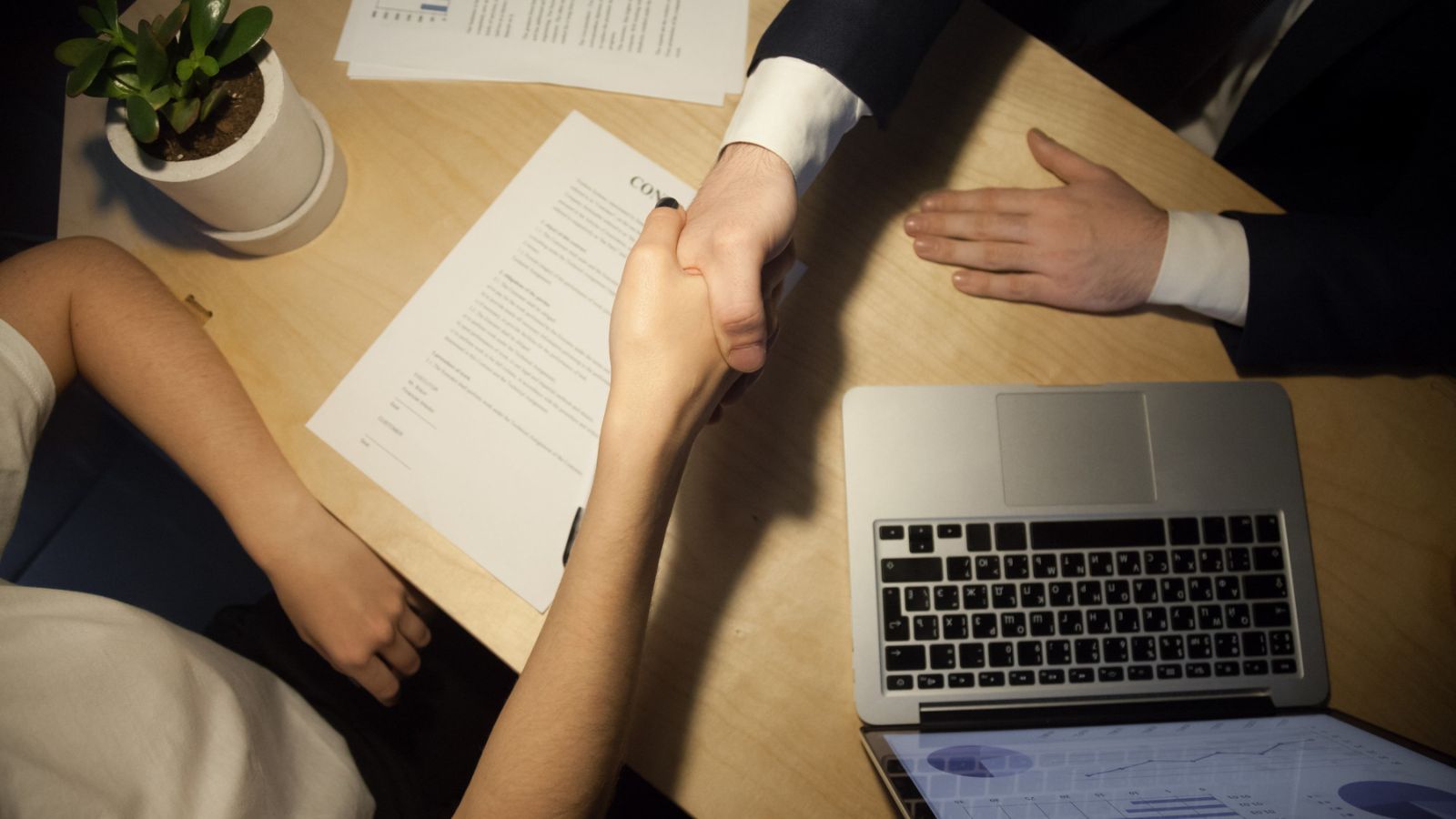 Profissional revisa currículo após pedir demissão: busca por flexibilidade, melhores salários e saúde mental impulsiona desligamentos voluntários. Crédito: Freepik