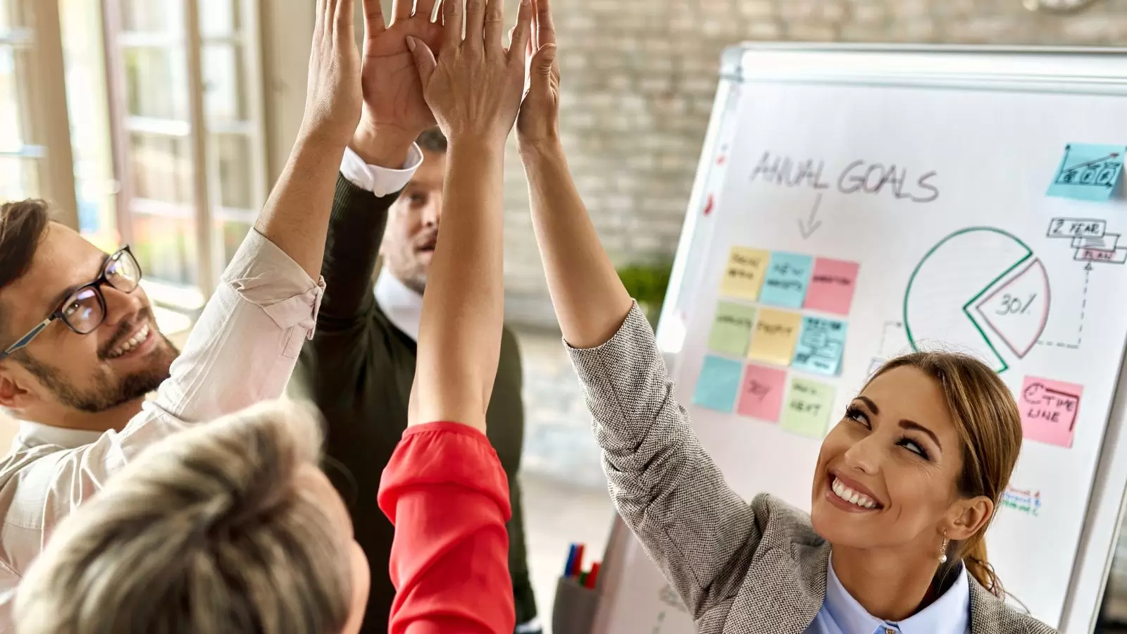 Equipe no trabalho dando as mãos