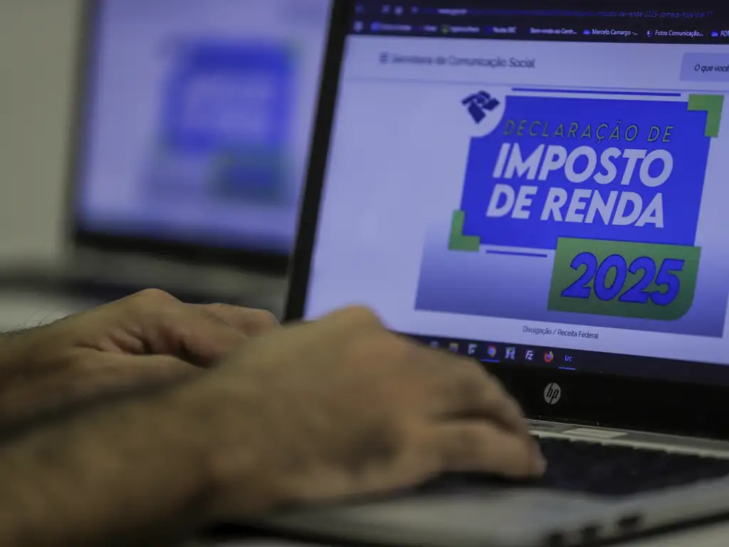 Imagem de pessoa usando o site da Receita Federal para declarar Imposto de Renda.
