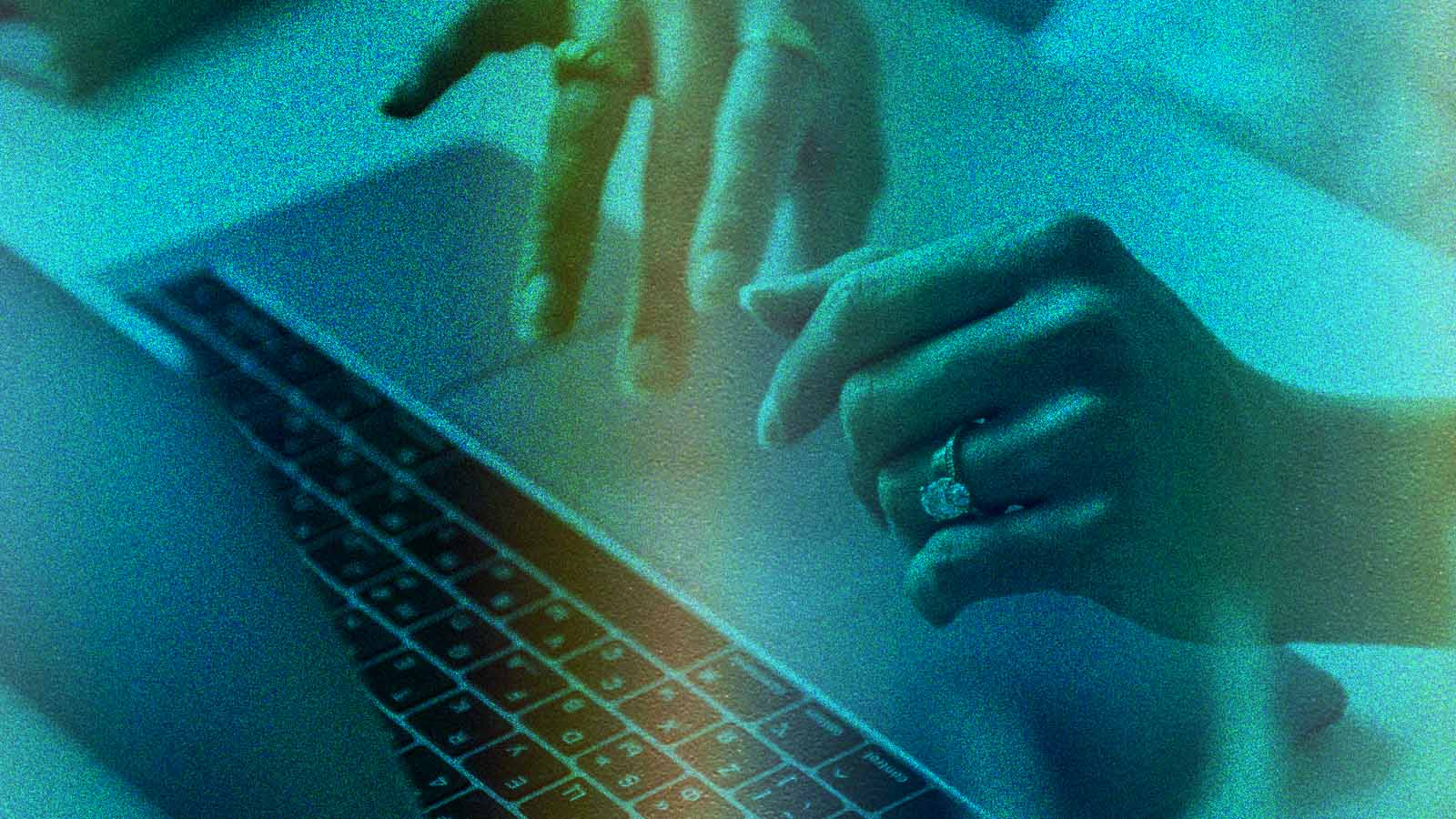 Imagem de pessoa digitando no notebook.