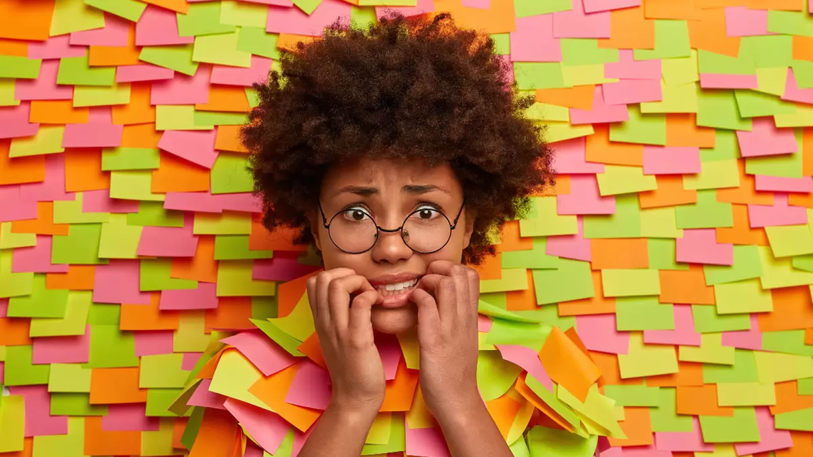 Mulher negra cheia de post it