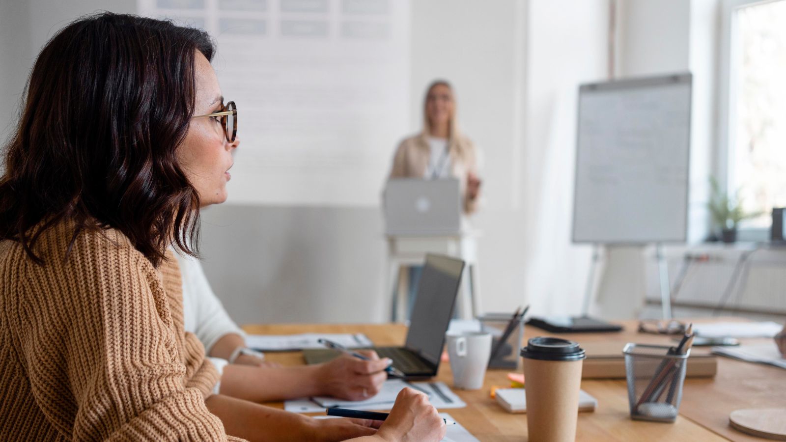 Mulher em ambiente corporativo em frente ao computador