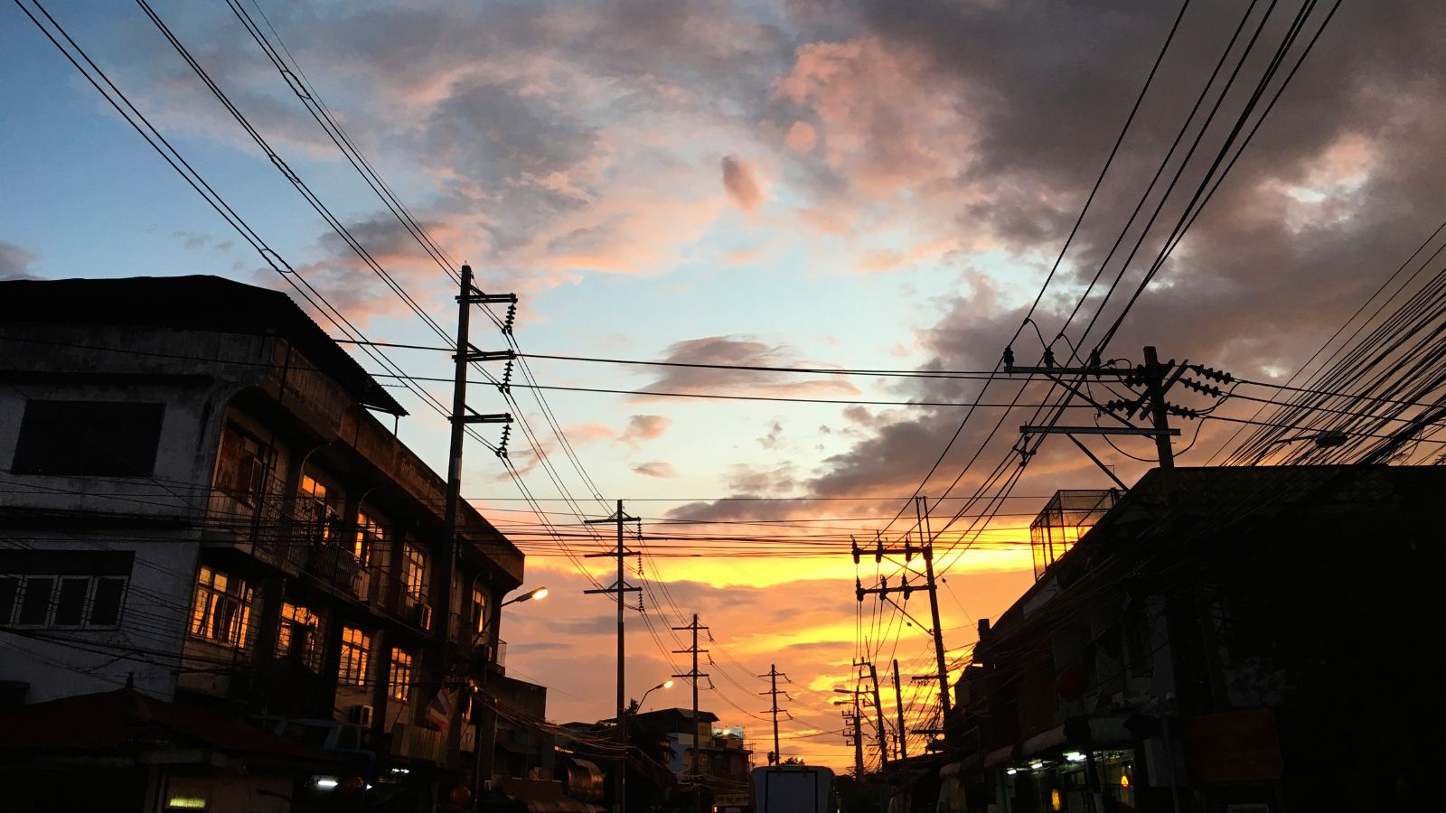 céu mostrando os cabos de eletricidade.