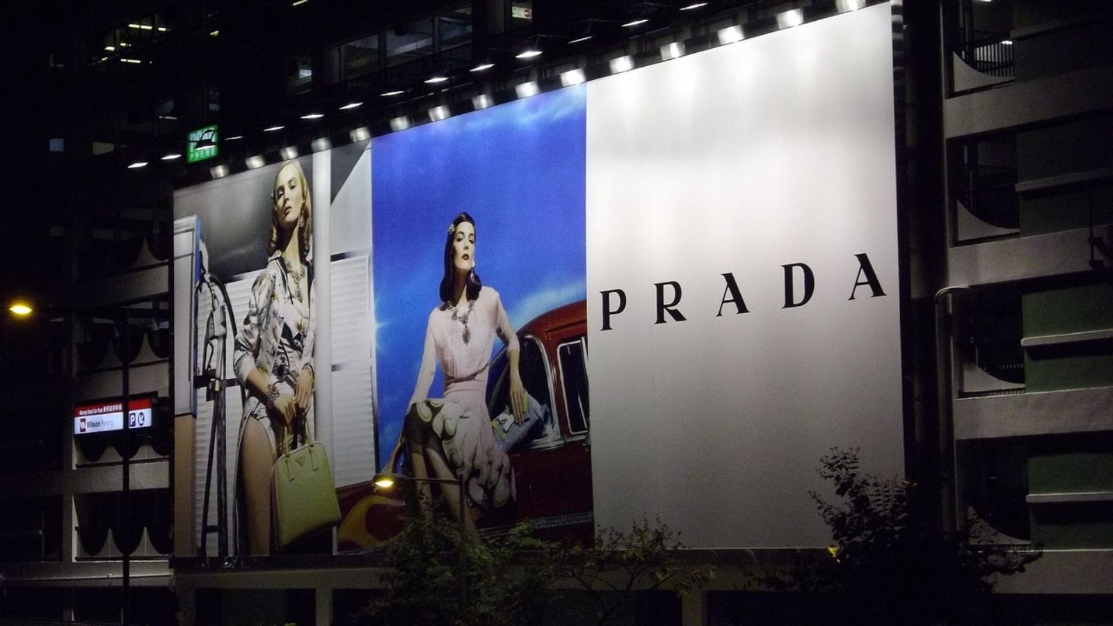 Conhecida por sua estética barroca e ousada, a Versace complementa o estilo minimalista da Prada, abrindo novas possibilidades de mercado. Crédito: Pixaby