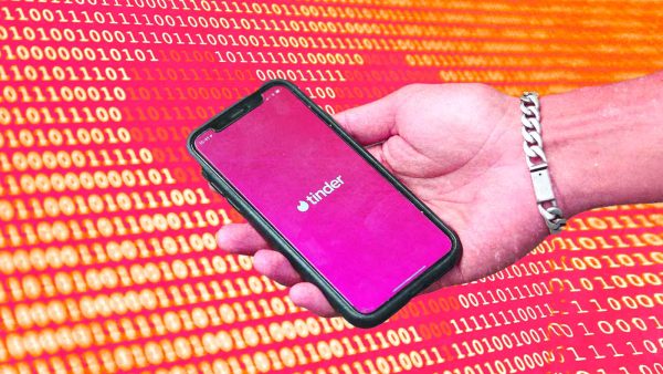 O Tinder acaba de lançar uma ferramenta inusitada para ajudar seus usuários a aprimorar suas habilidades de flerte. Créditos: ﻿Alexander Sinn/ ﻿Good Faces Agency/ Unsplash