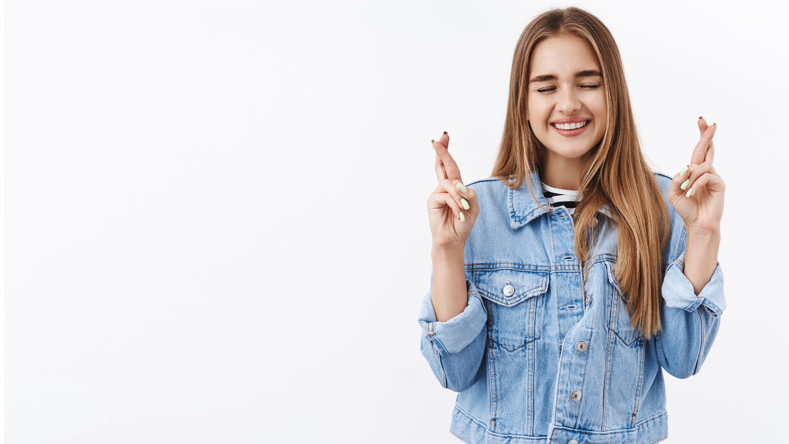 mulher loira cruzando os dedos