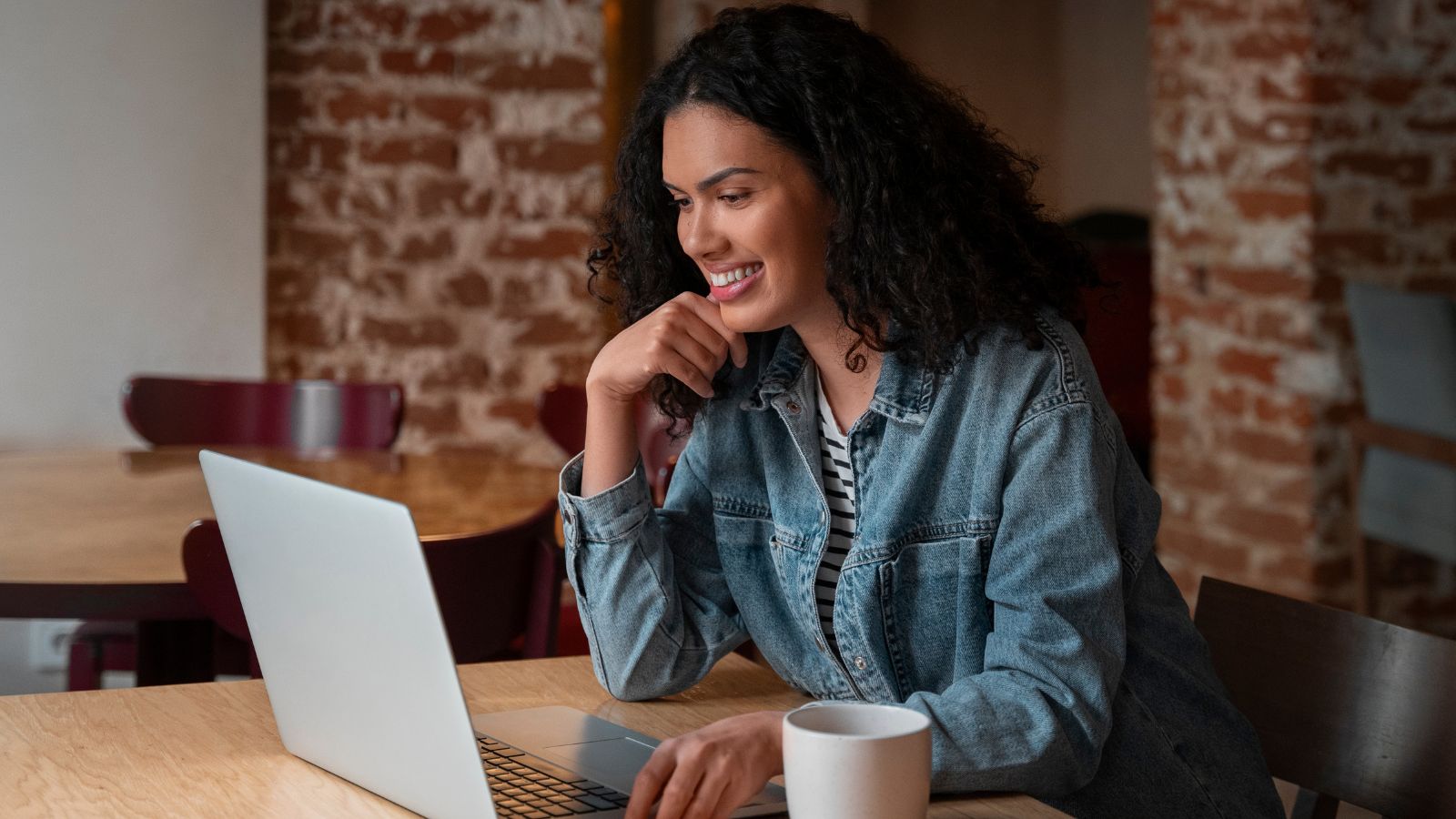 Mulher usando o ChatGPT para aprender outro idioma
