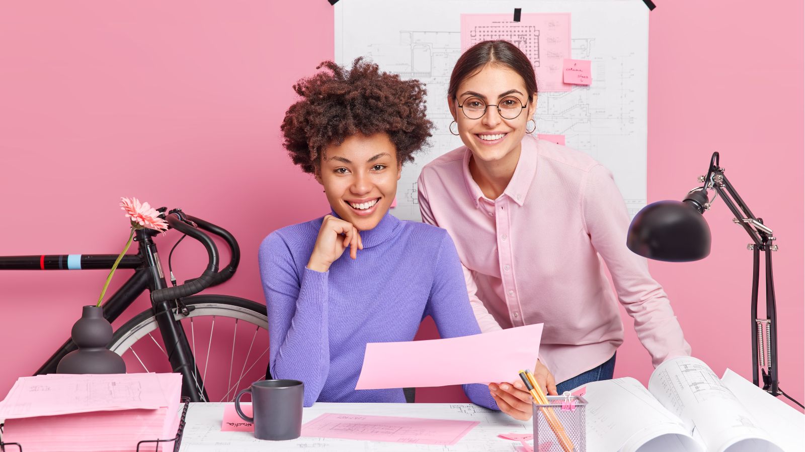 Duas mulheres criativas e diversificadas trabalhando juntas
