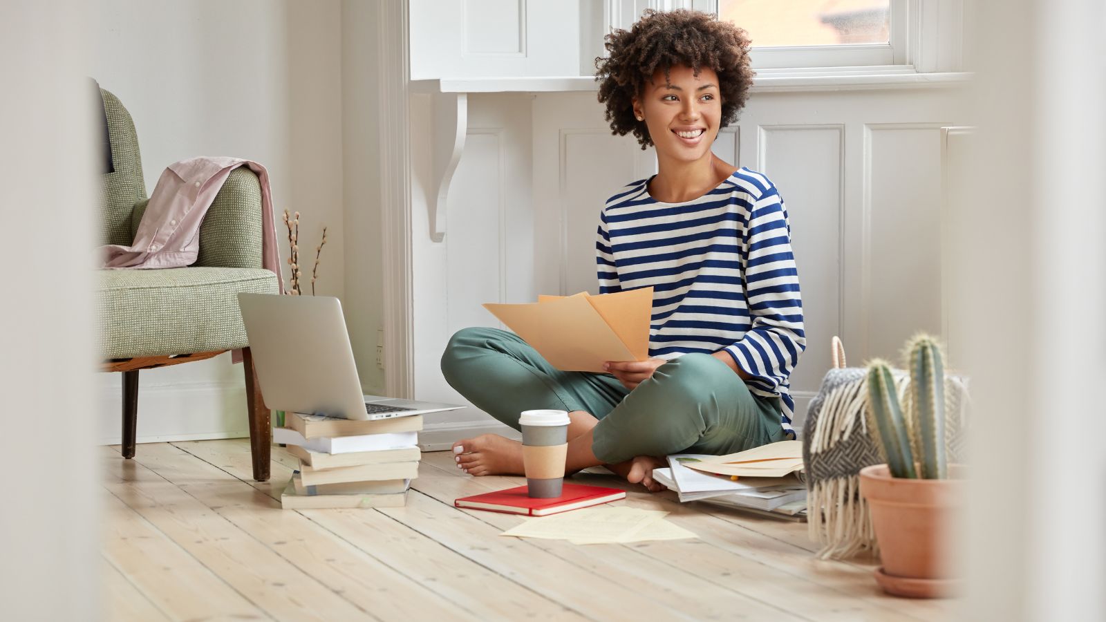 Mulher negra sentada no chão