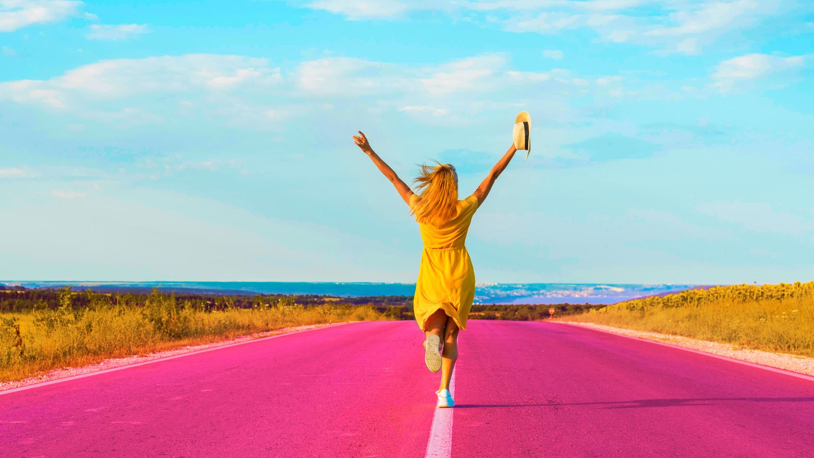 Mulher correndo em estrada rosa