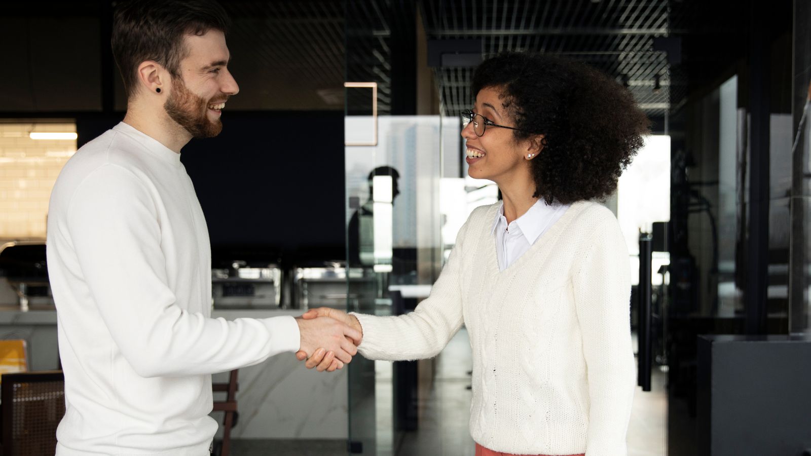 Mulher dando um aperto de mão ao colega de trabalho