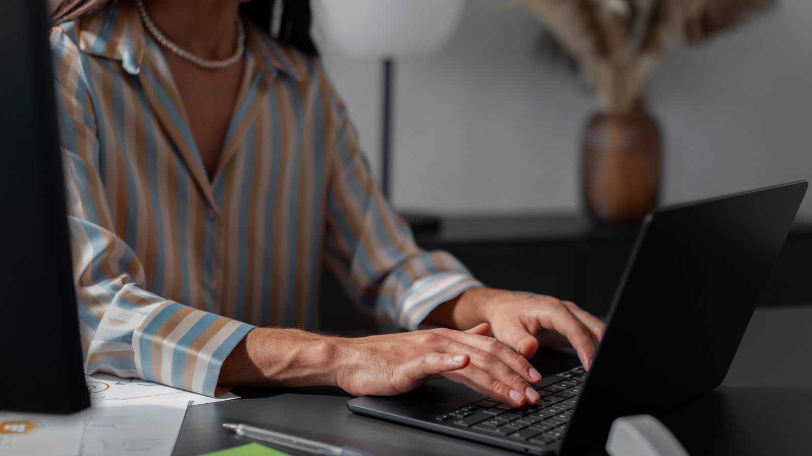 pessoa mexendo no computador