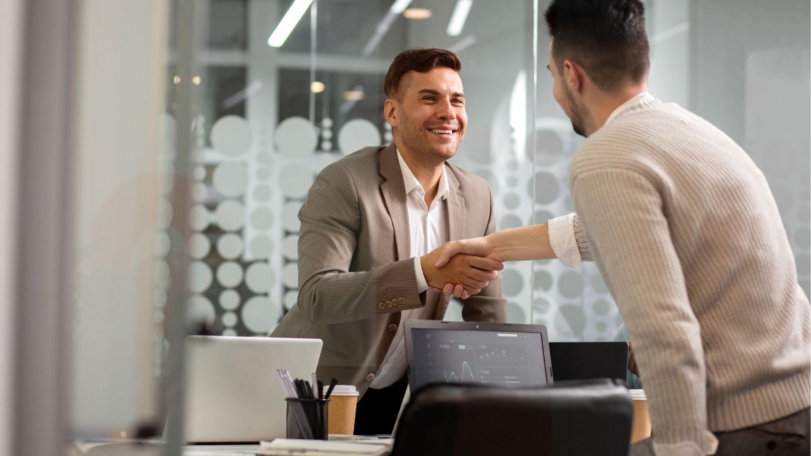 Homens dando aperto de mão no trabalho