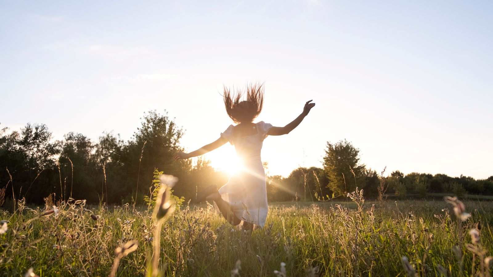 mulher pulando em uma paisagem bonita