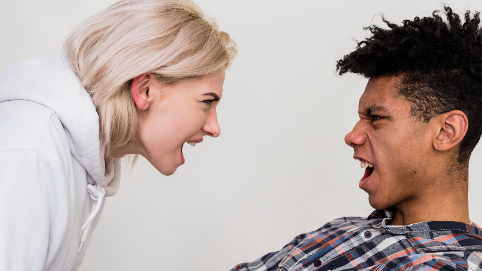 Casal interracial conversando