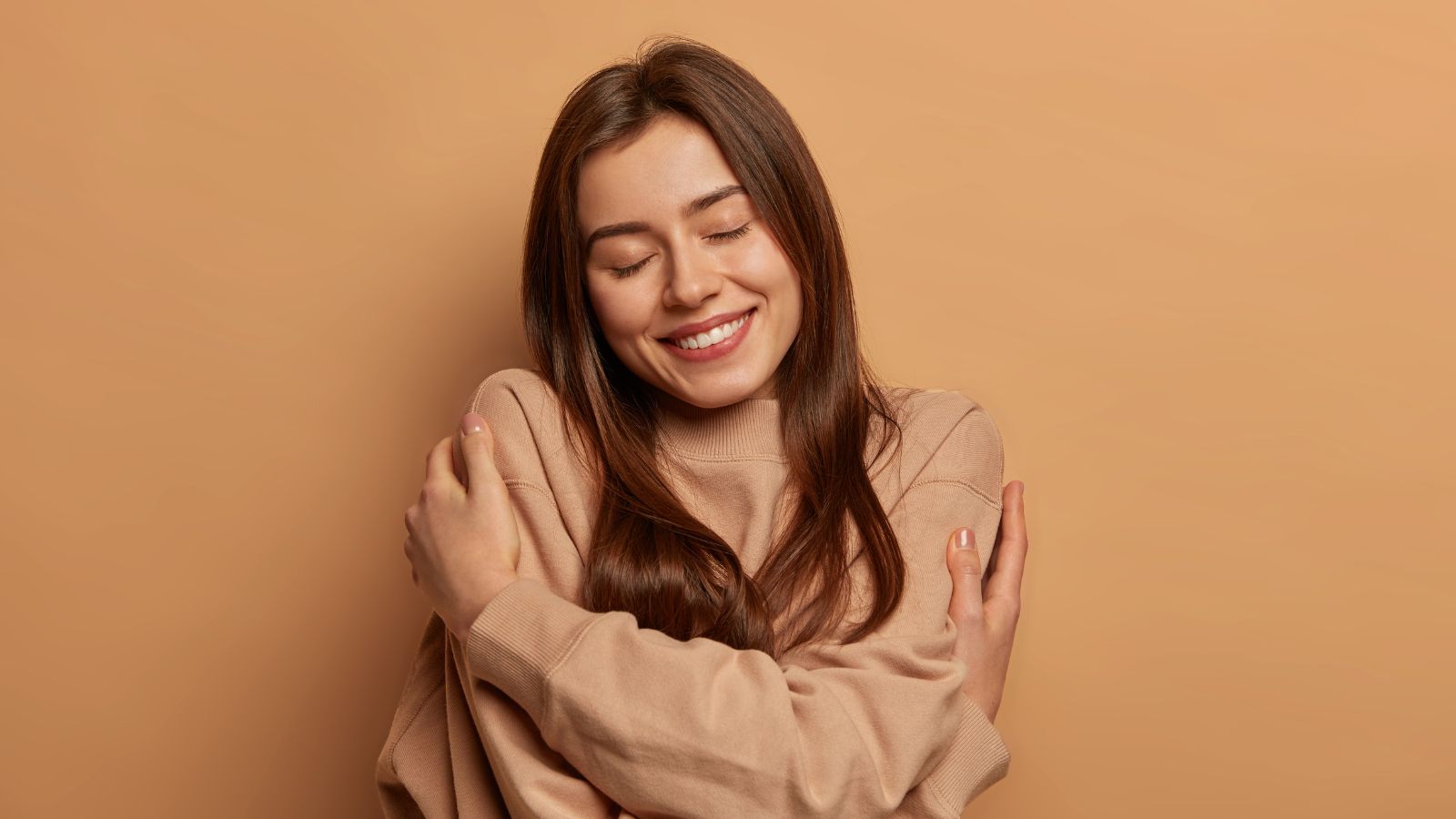 Mulher se abraçando