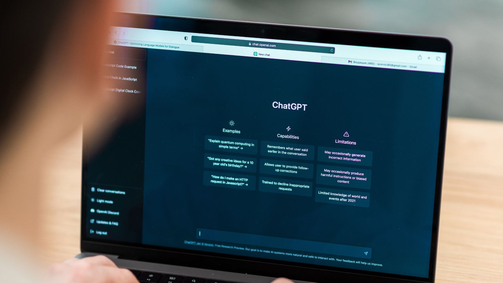 Bate-papo ChatGPT aberto no laptop