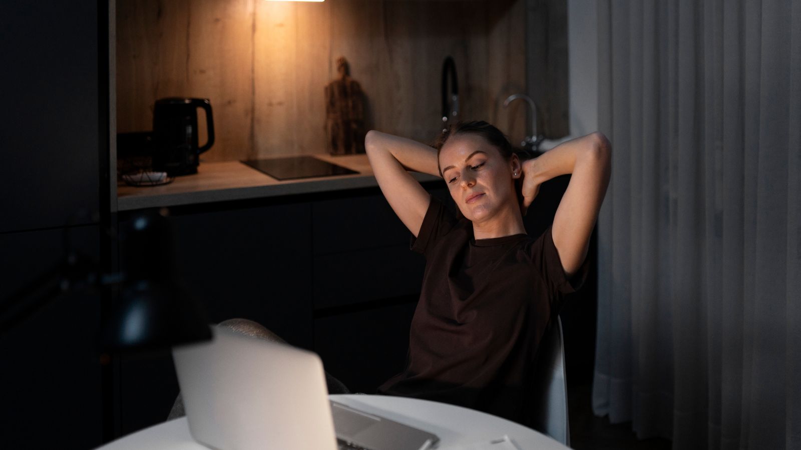 mulher esperando o chatgpt funcionar