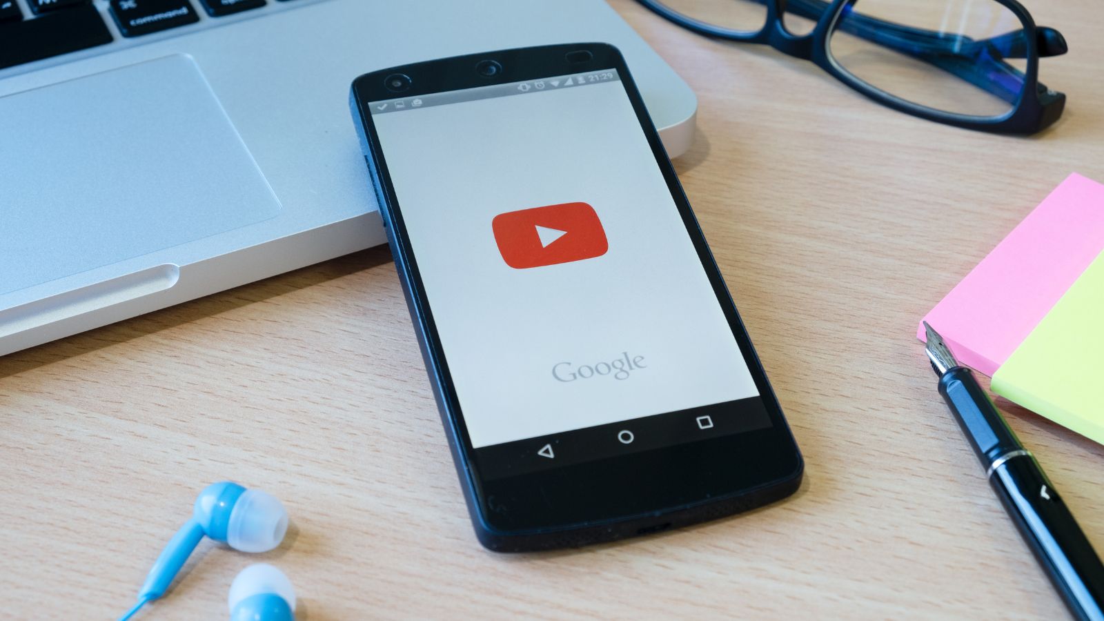 Tela do Youtube aberta em celular