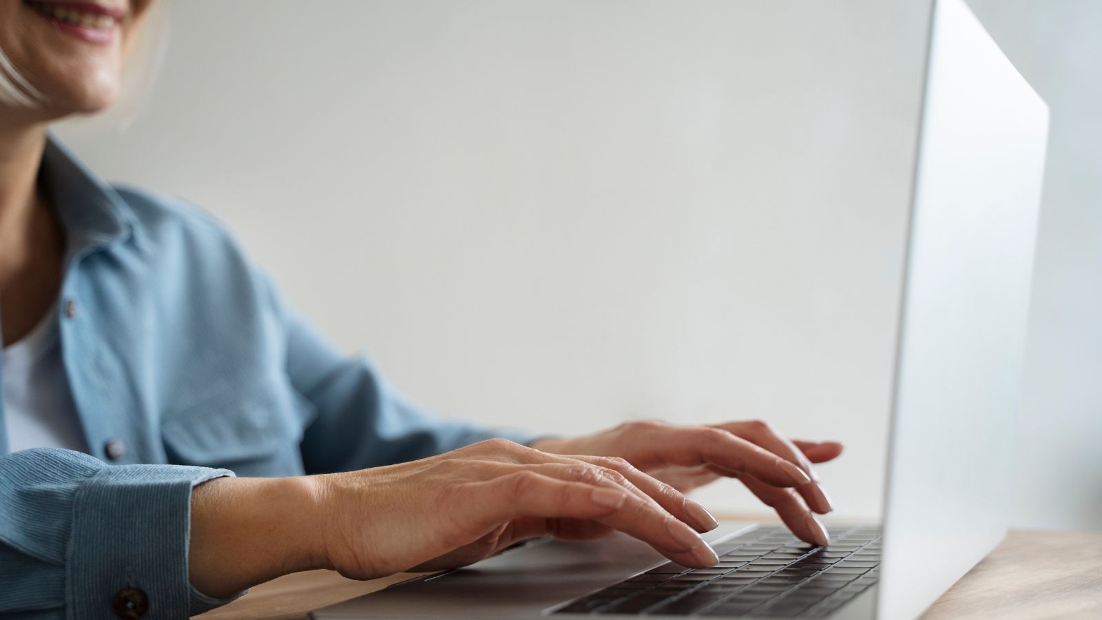 pessoa mexendo no computador