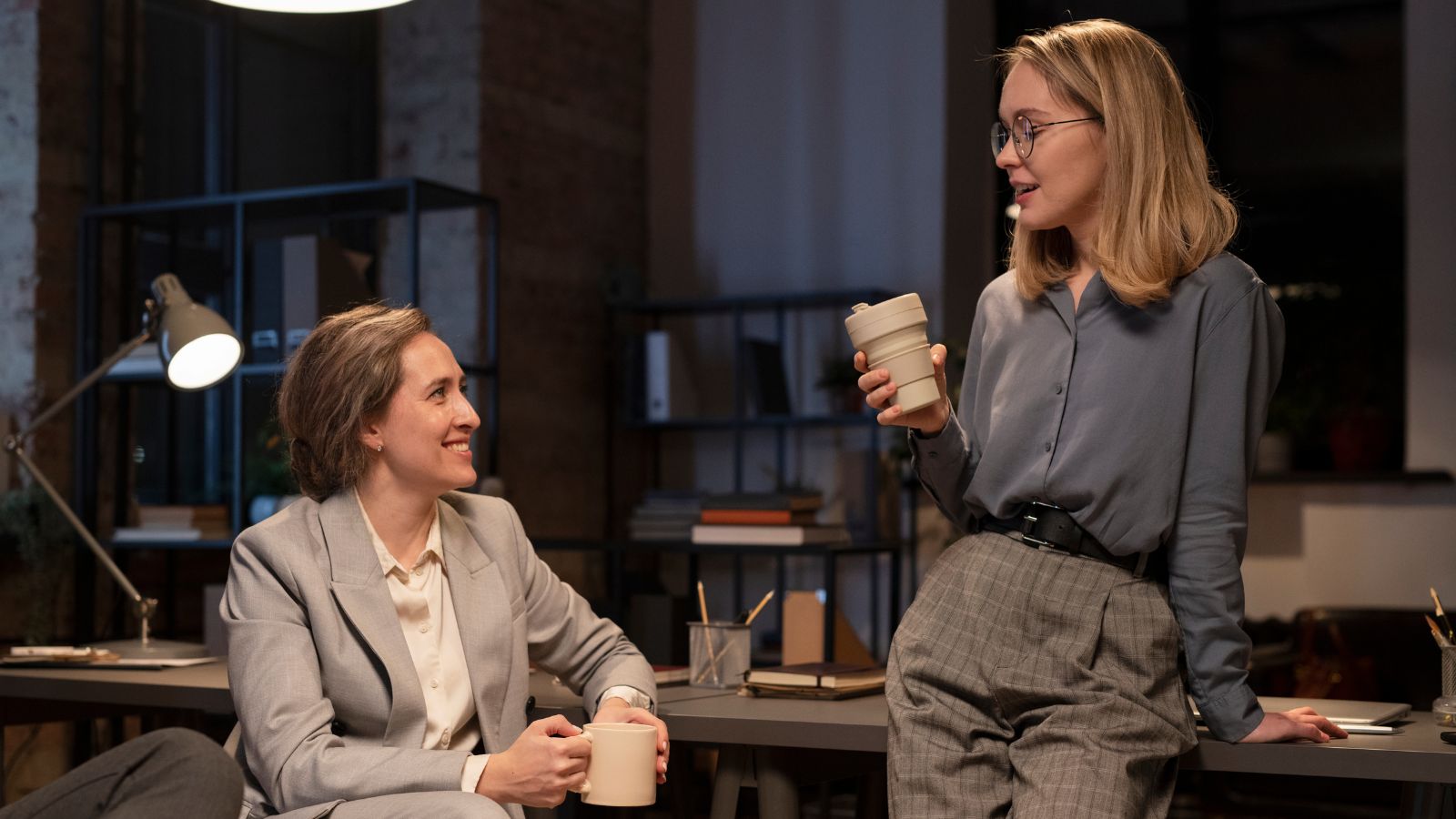 duas mulheres conversando