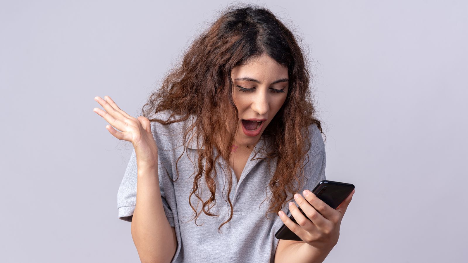 mulher surpresa com o celular