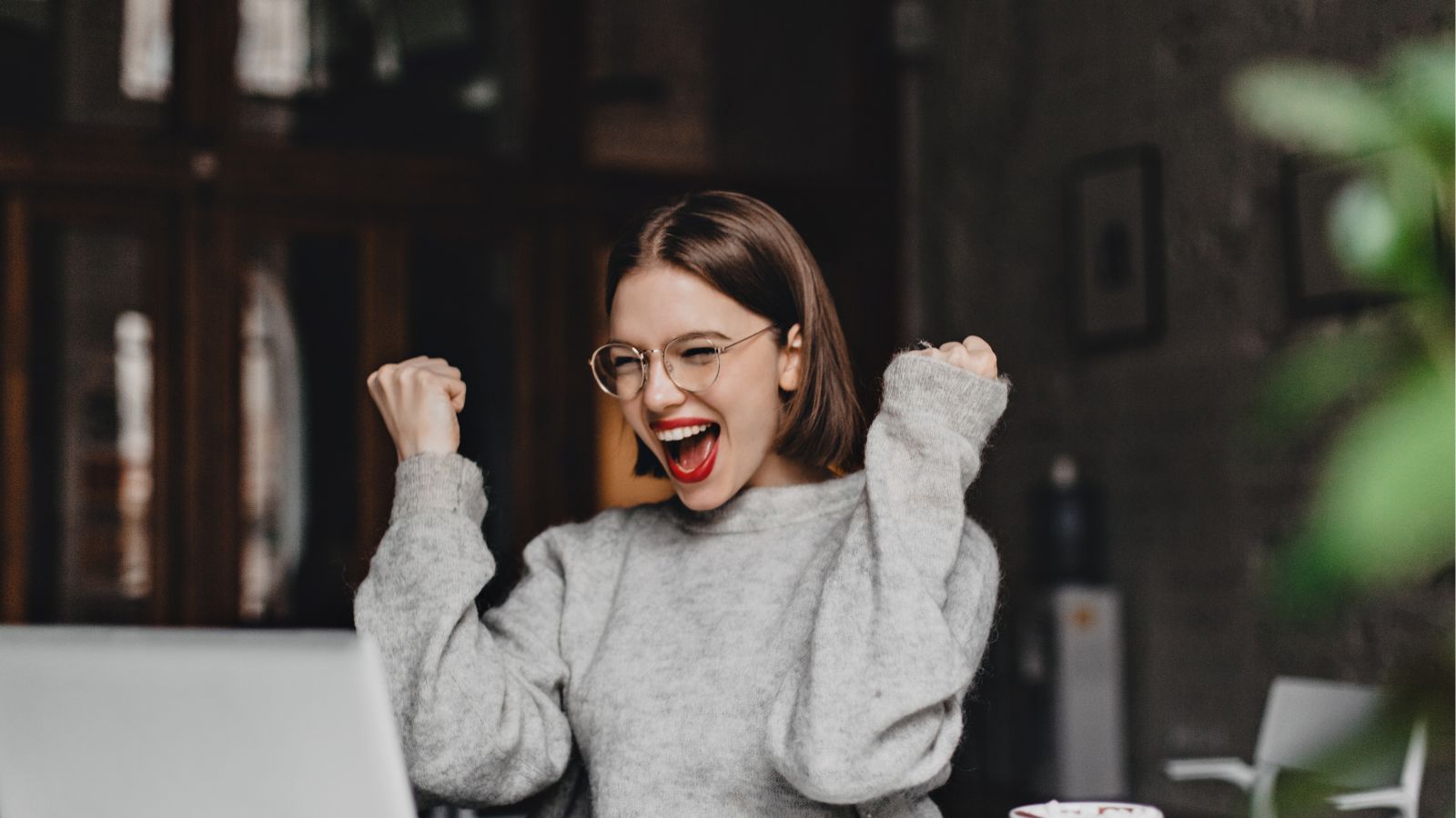 Mulher sorrindo no trabalho