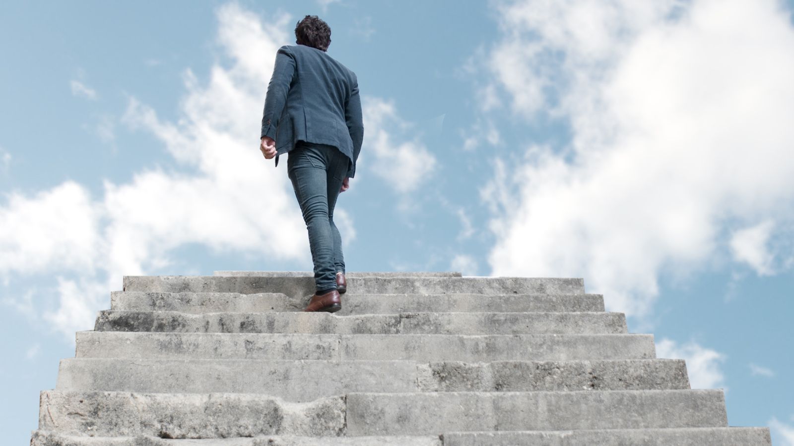 Homem subir escadas para o céu