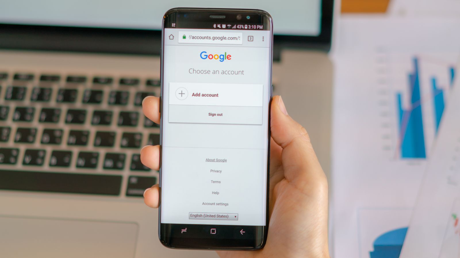 Mão segurando samsung s8 com aplicativo do Google aberto