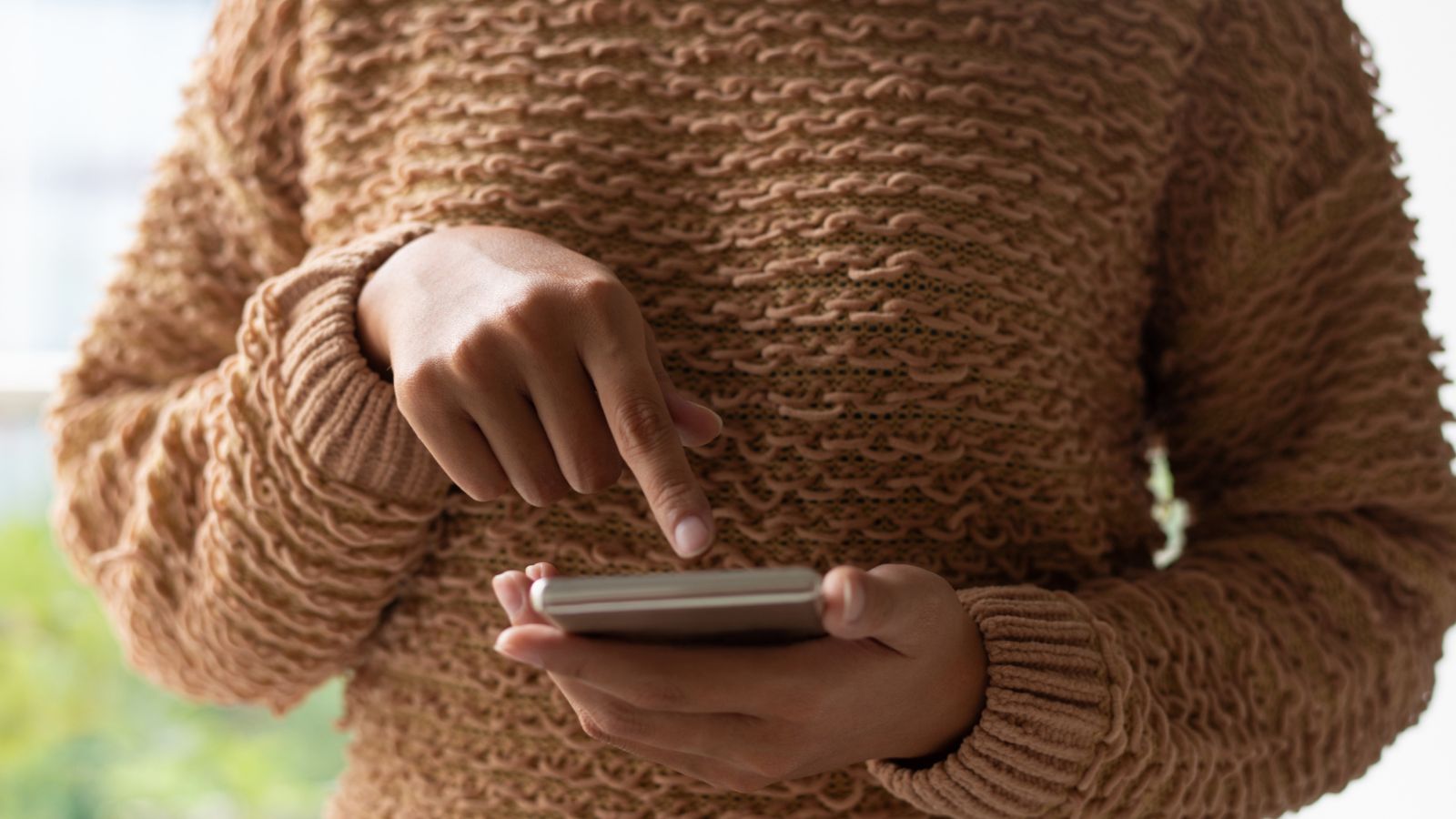 Mulher usando IPhone