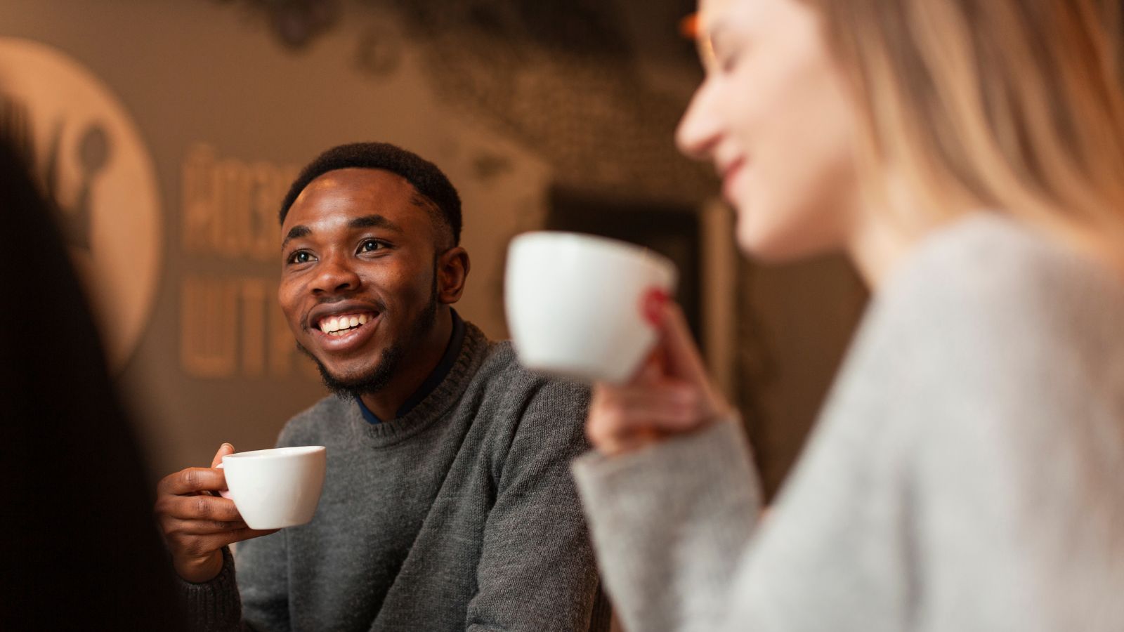 Grupo de colegas tomando café