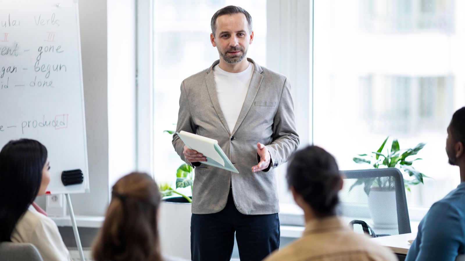 Pessoa palestrando no trabalho