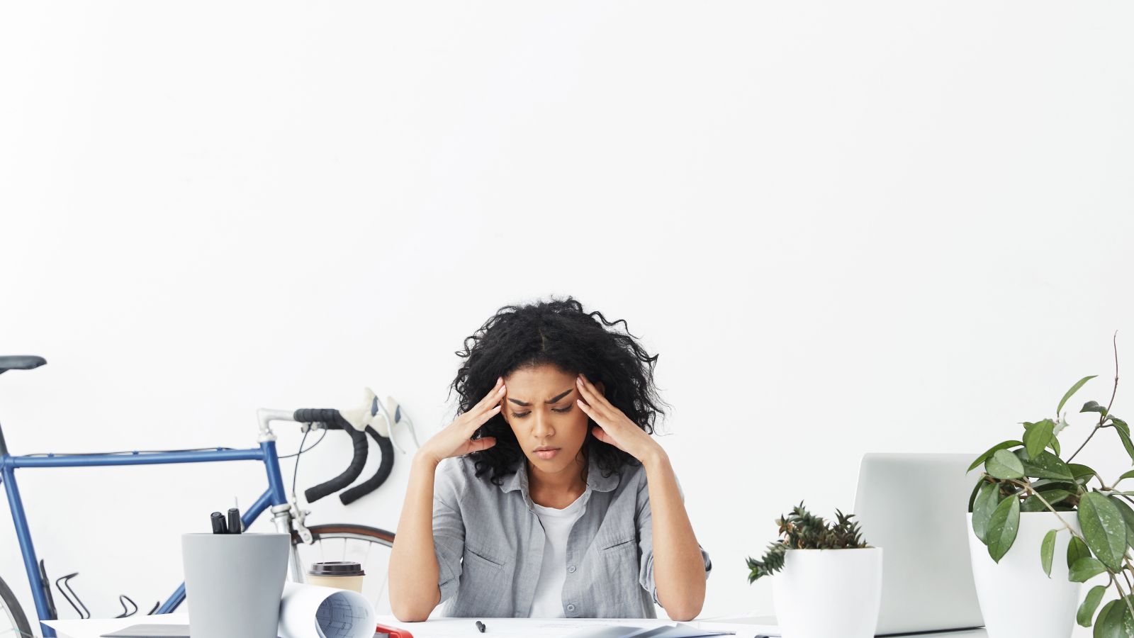 Mulher negra estressada no trabalho