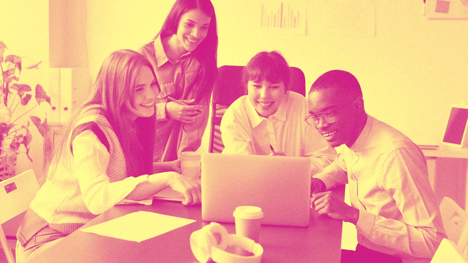 jovens da geração Z observam a tela do notebook