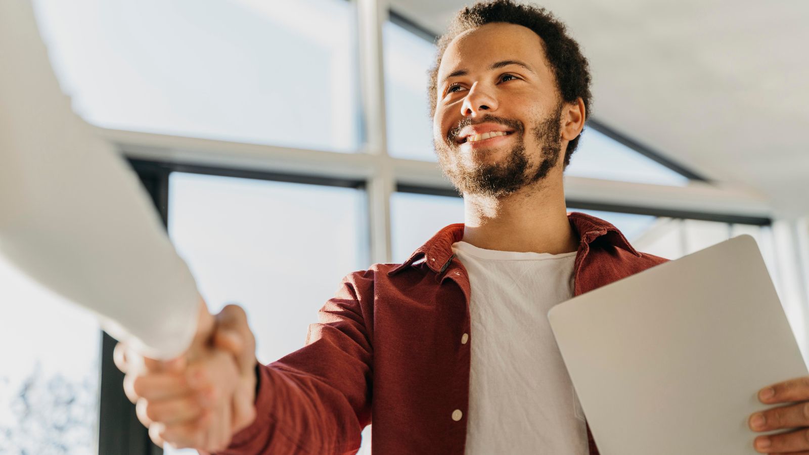 pessoa apertando a mão de outra pessoa