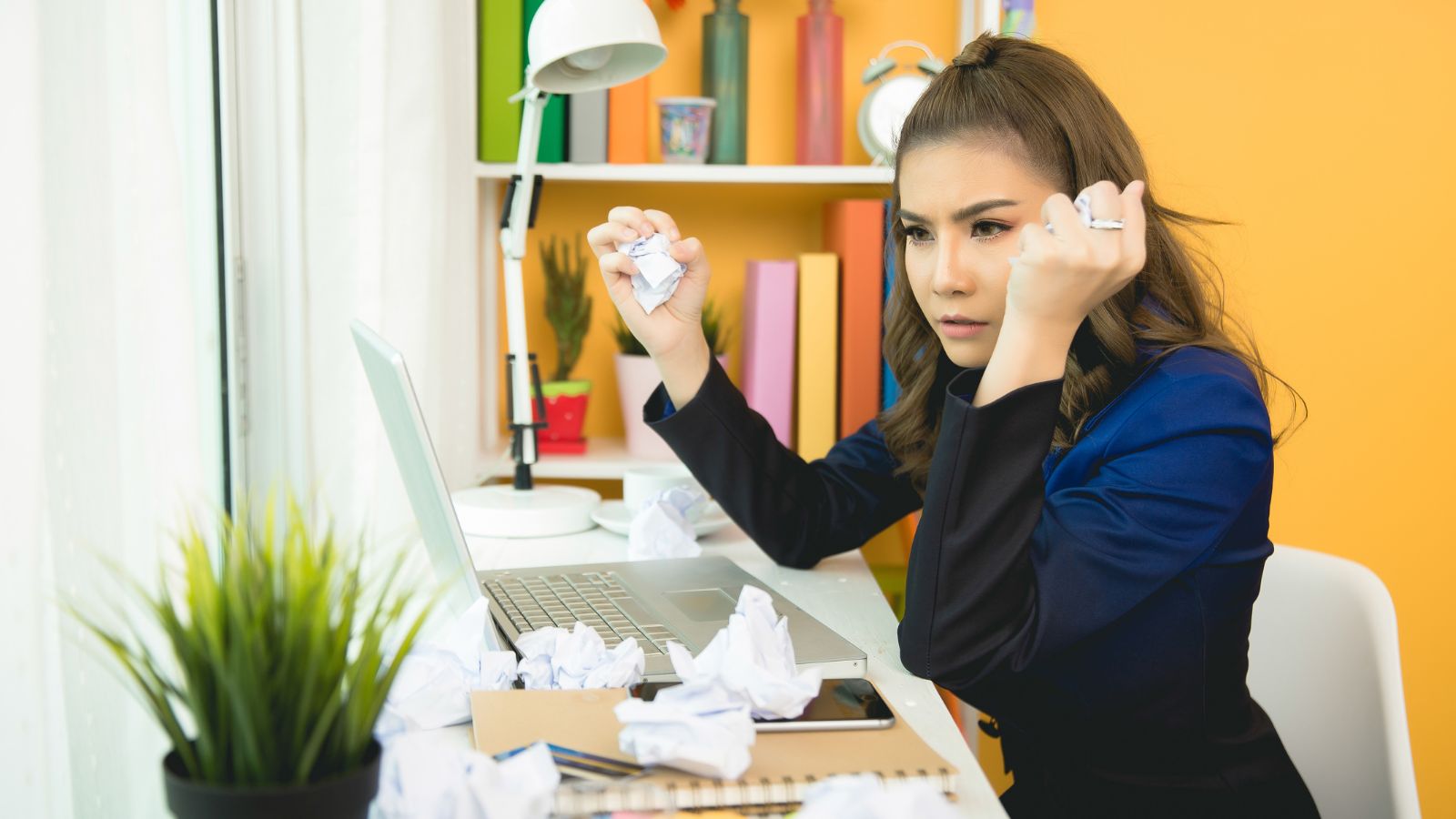 Mulher estressada no trabalho